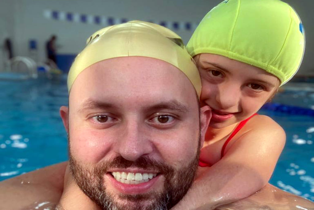 Instrutor e menina praticando natação terapêutica no Instituto Acqua Fitt