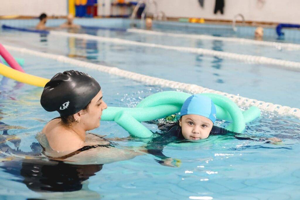 Mãe e filho praticando esporte no Dia das Mães.