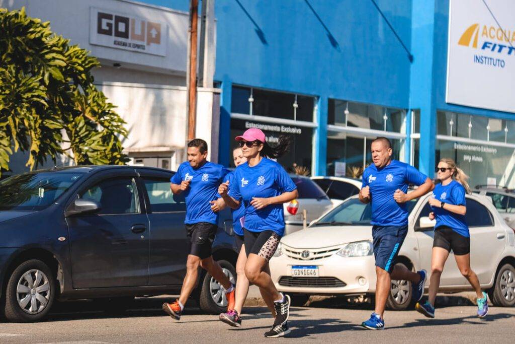 Grupo de pessoas aproveitando os benefícios da corrida.