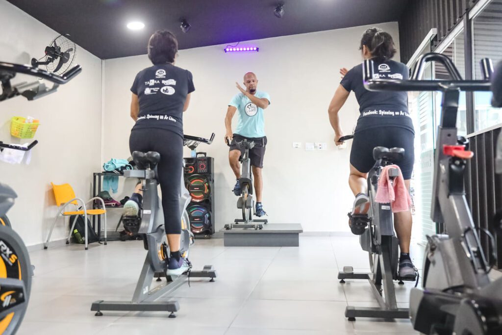 Alunas e professor praticando exercício aeróbico no Instituto Acqua Fitt.