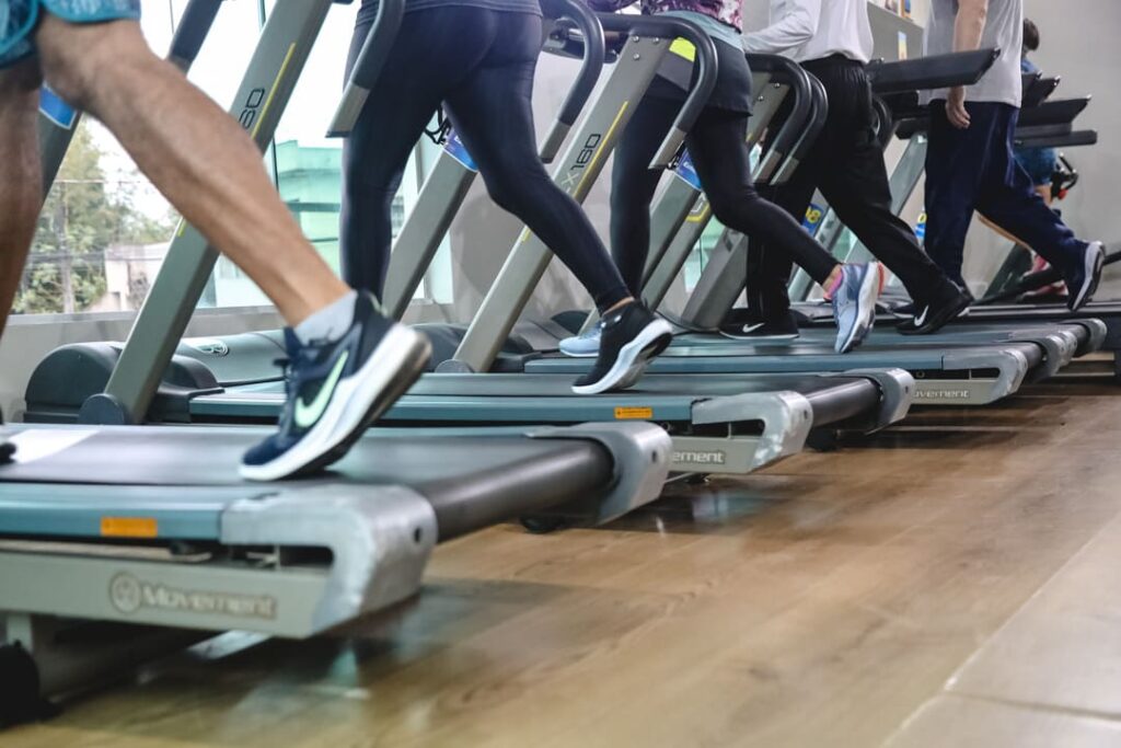 Alunos praticando exercícios aeróbicos no Instituto Acqua Fitt.