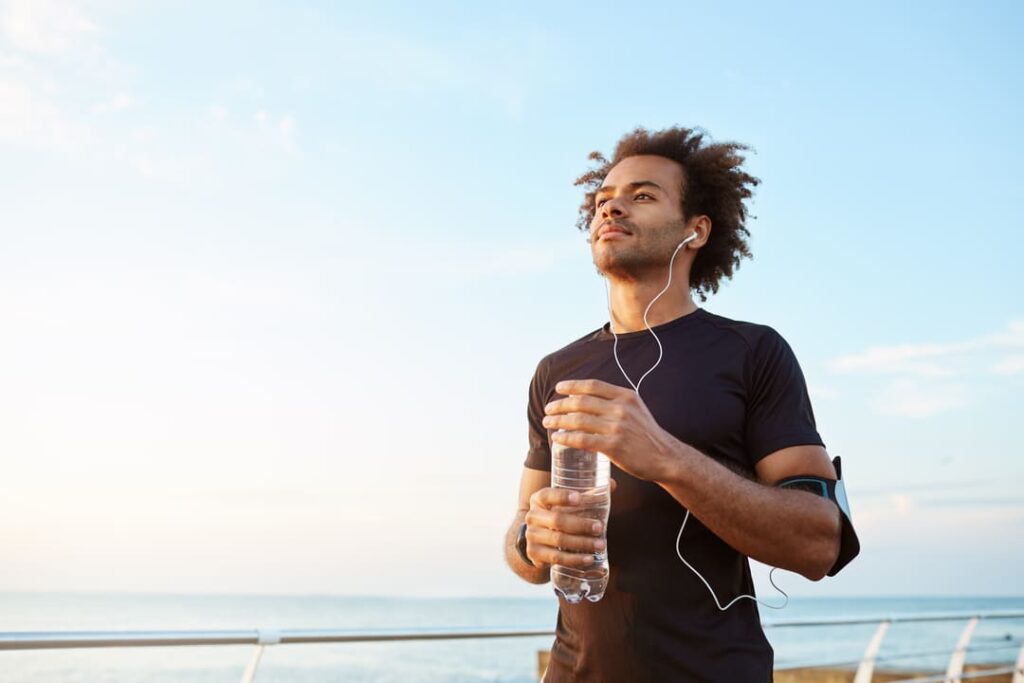 Homem praticando exercícios para ter uma vida saudável.