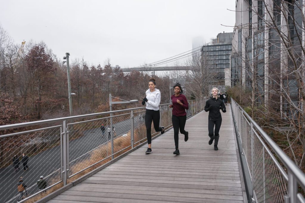 Mulheres correndo para cuidar da sua saúde no inverno