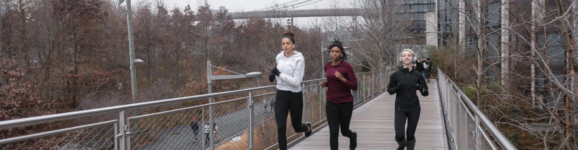 Mulheres correndo para cuidar da sua saúde no inverno